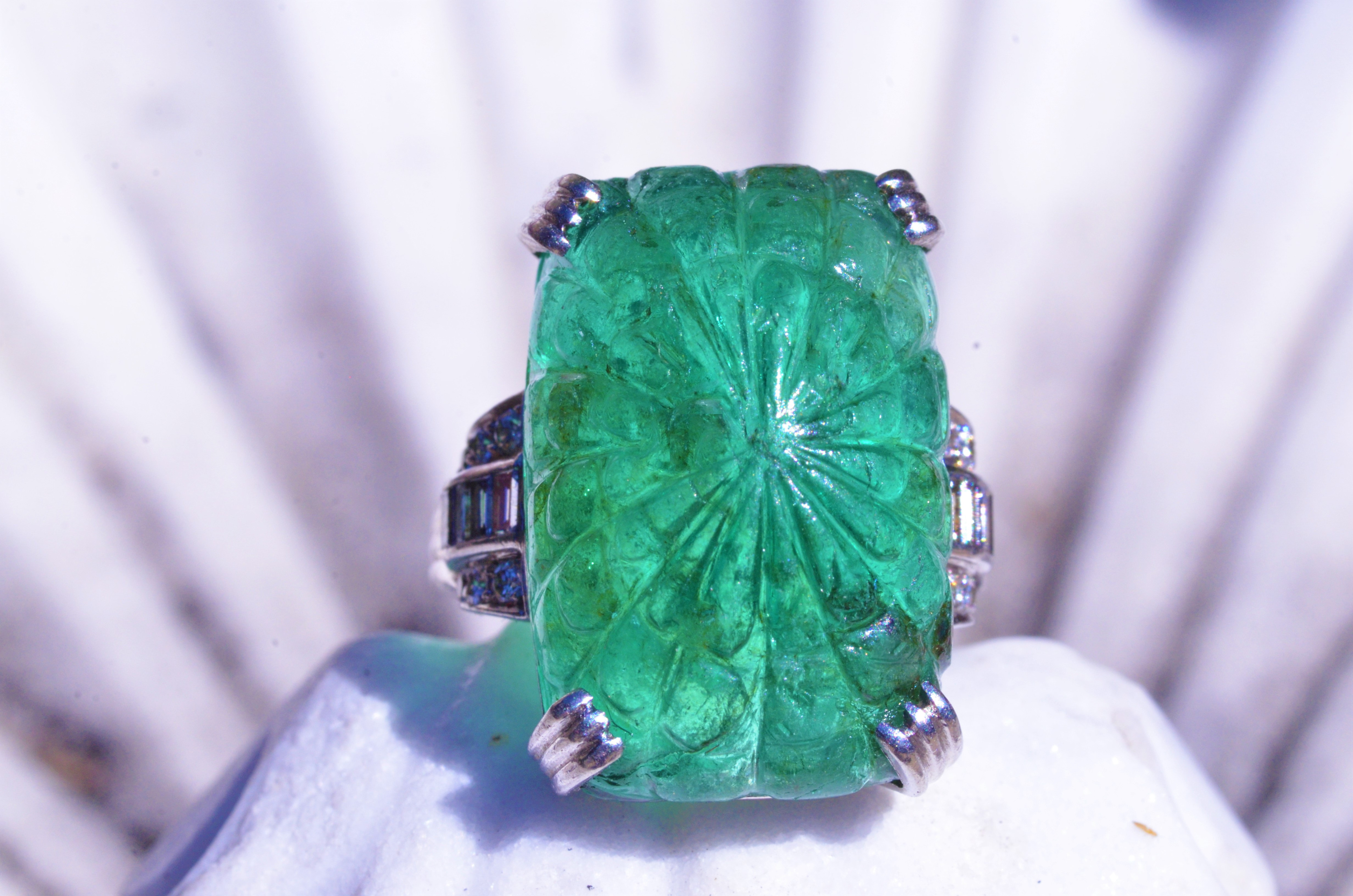 kousen vasteland Stap The Eleanor: Extremely Rare Antique Carved Cabochon Colombian Emerald Ring